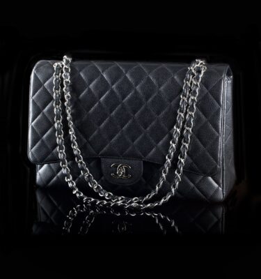 Foto af Chanel skuldertaske model Maxi af sort quiltet Caviar skind