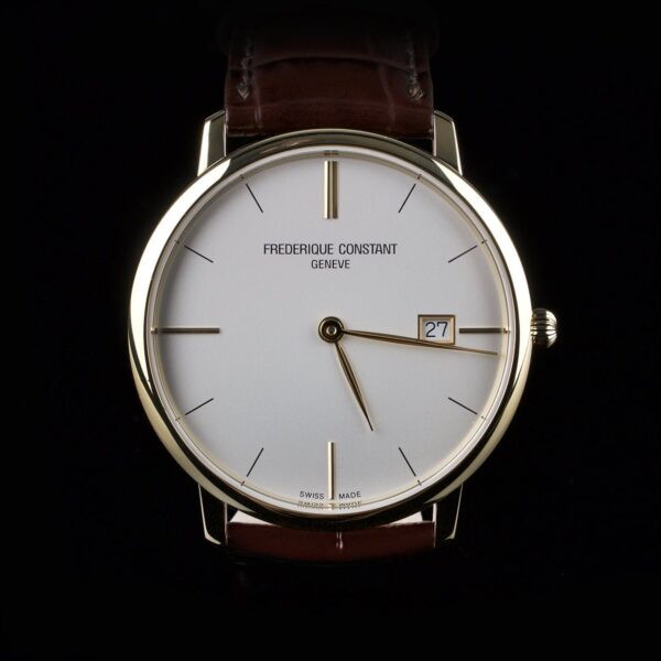 Foto af Frederique Constant gyldent stål ur med hvid skive og brun læderrem